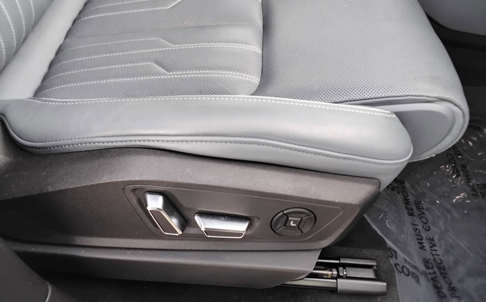 Used 2023 Audi e-tron Prestige w/ Prestige Package image 27