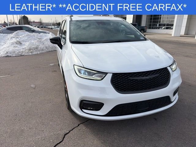 Used 2025 Chrysler Pacifica Limited image 3