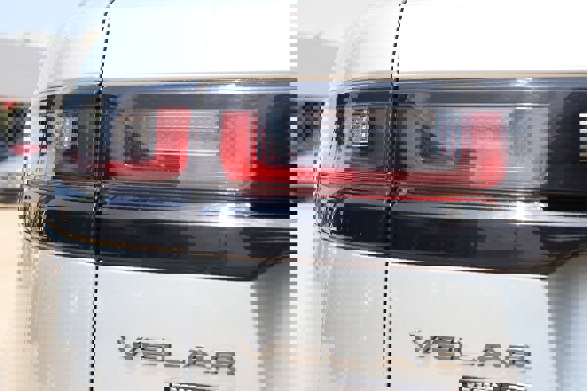 Used 2018 Land Rover Range Rover Velar R-Dynamic SE image 12