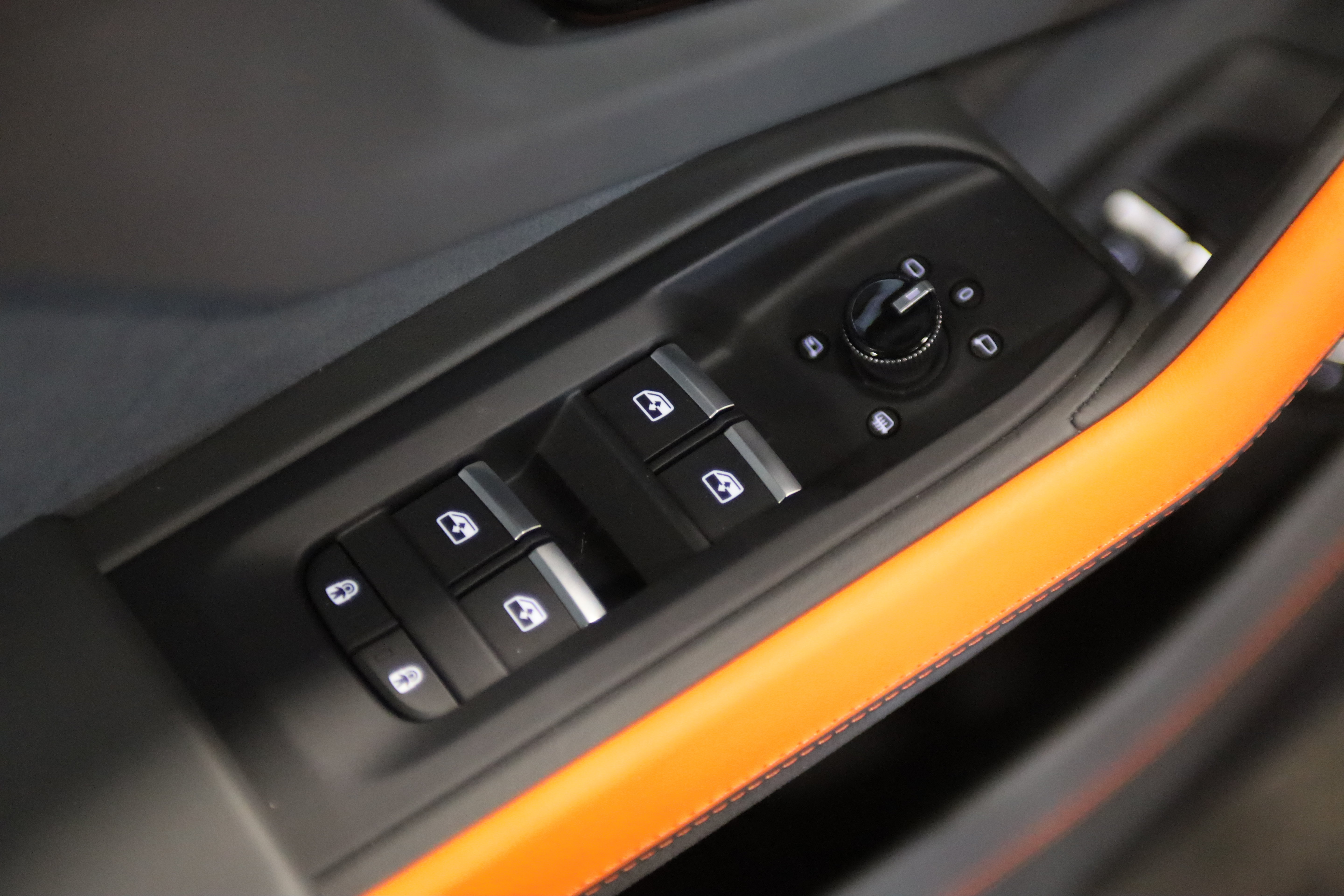 Used 2025 Lamborghini Urus SE AWD/4WD image 11
