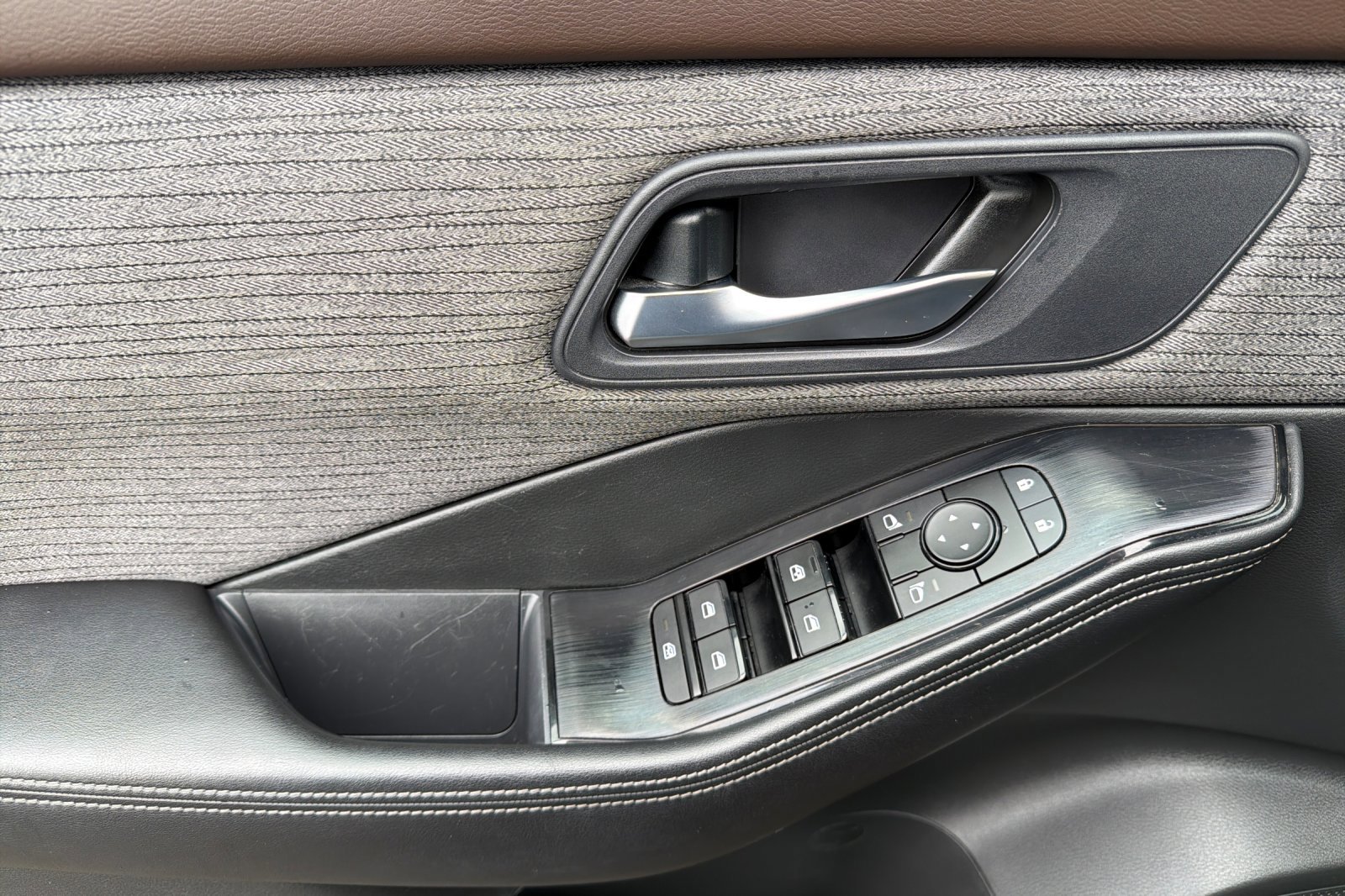 Used 2023 Nissan Rogue SV image 11