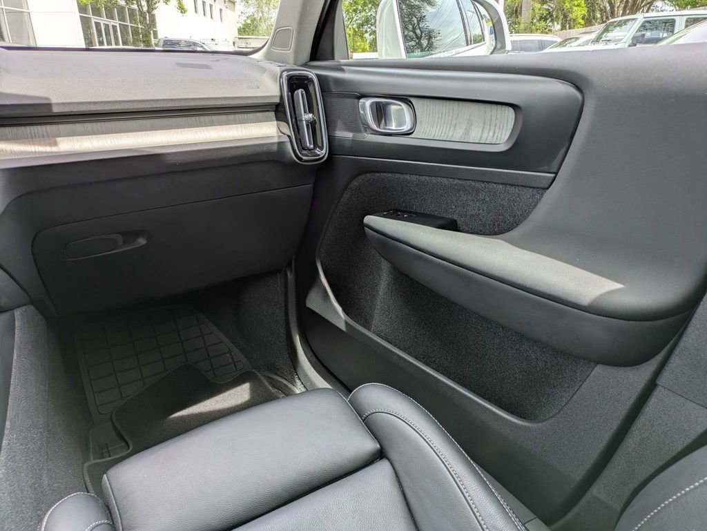 Certified 2023 Volvo XC40 B5 Plus w/ Driver Assist Package AWD/4WD image 21