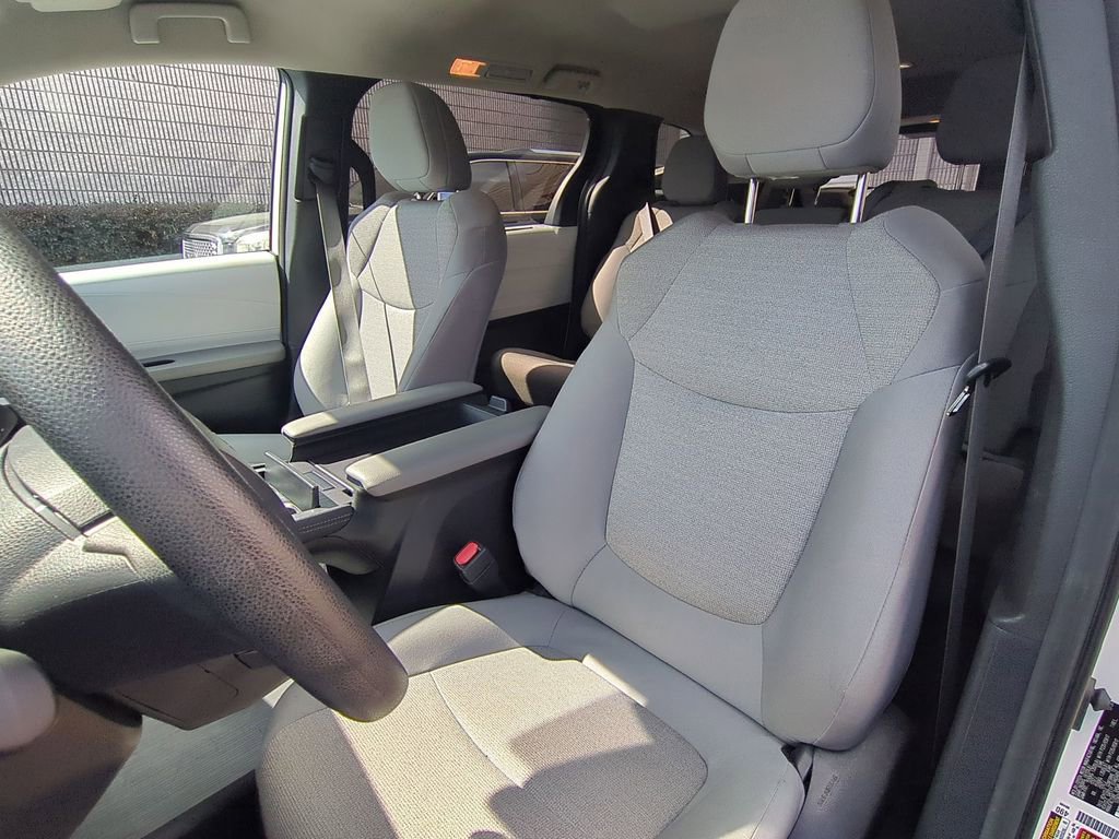 Used 2025 Toyota Sienna LE image 25