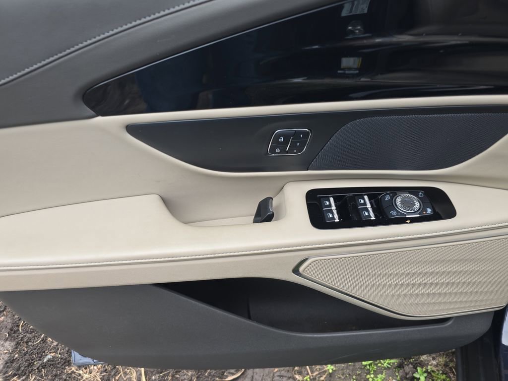 Used 2024 Lincoln Nautilus Premier image 15