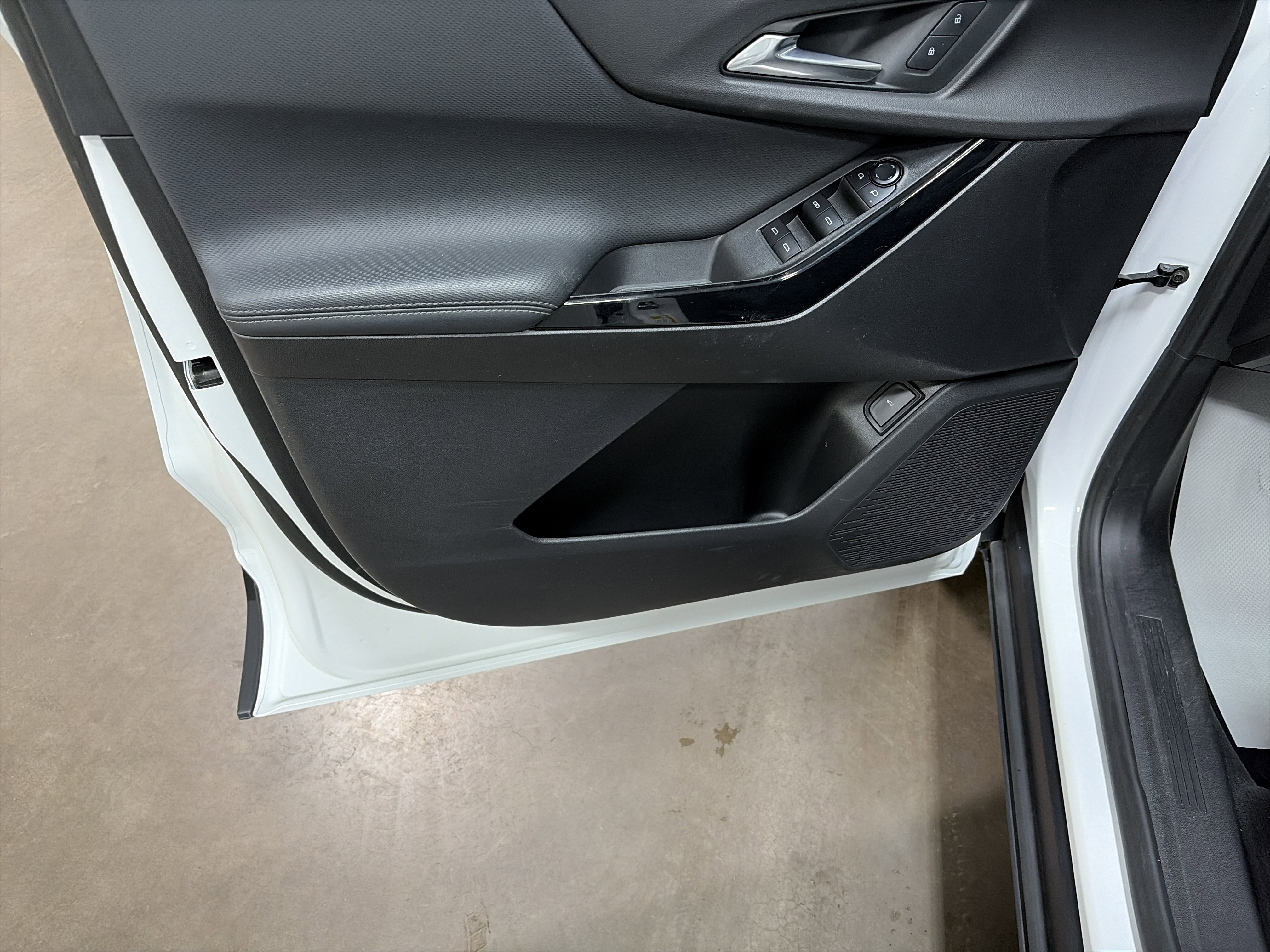 Used 2025 Chevrolet Equinox LT w/ Convenience Package II image 11