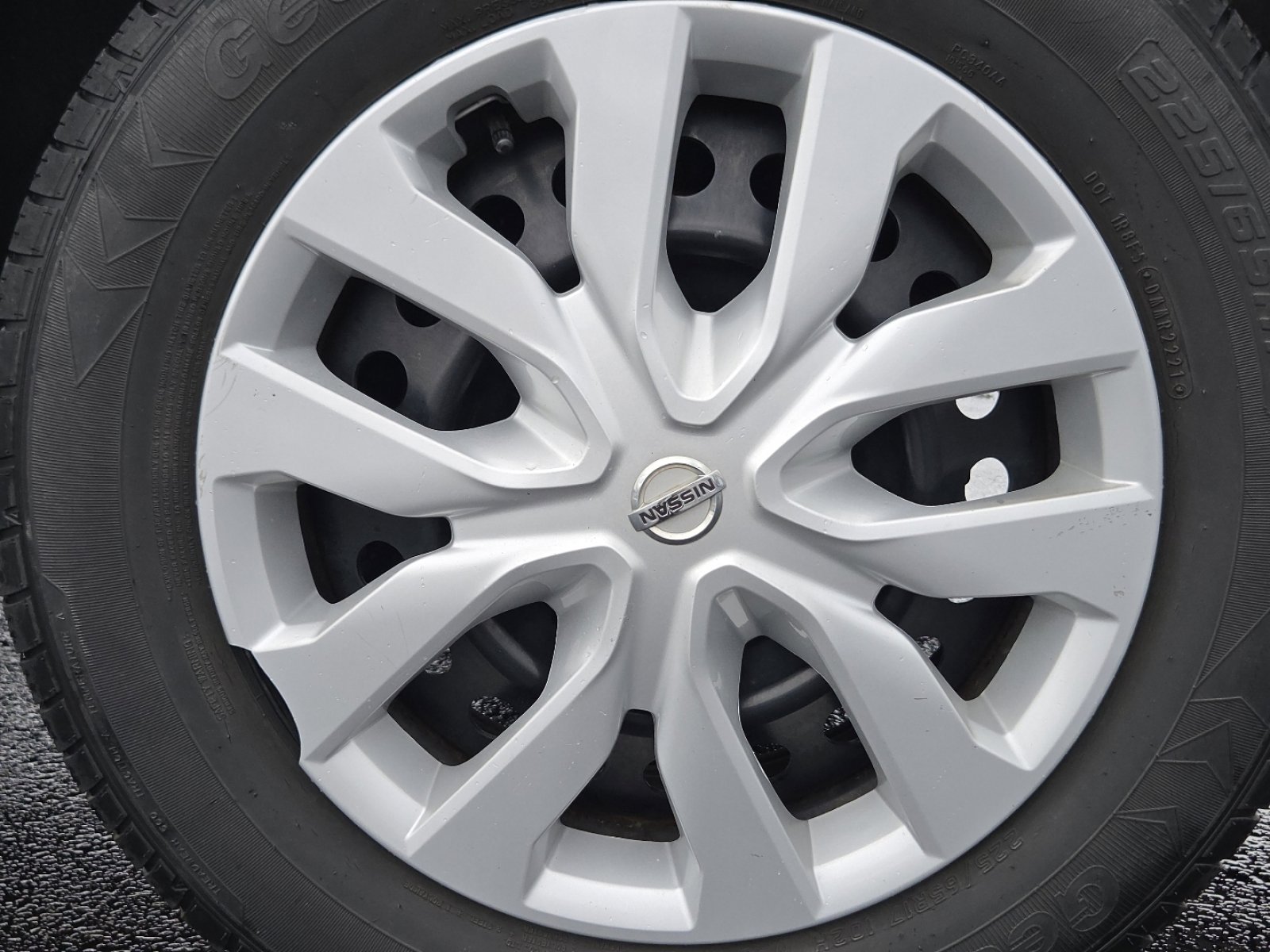 Used 2019 Nissan Rogue S image 9