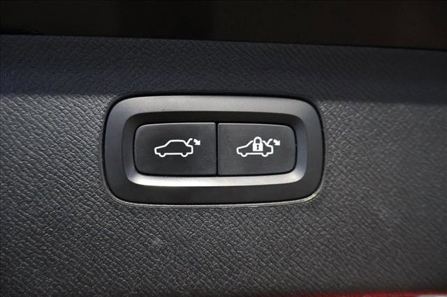 Used 2017 Volvo XC90 T6 Momentum w/ Vision Package image 6