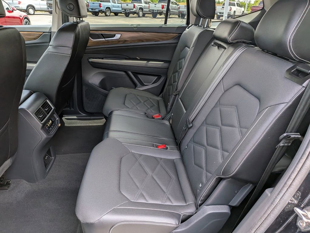 Used 2025 Volkswagen Atlas SE FWD image 18