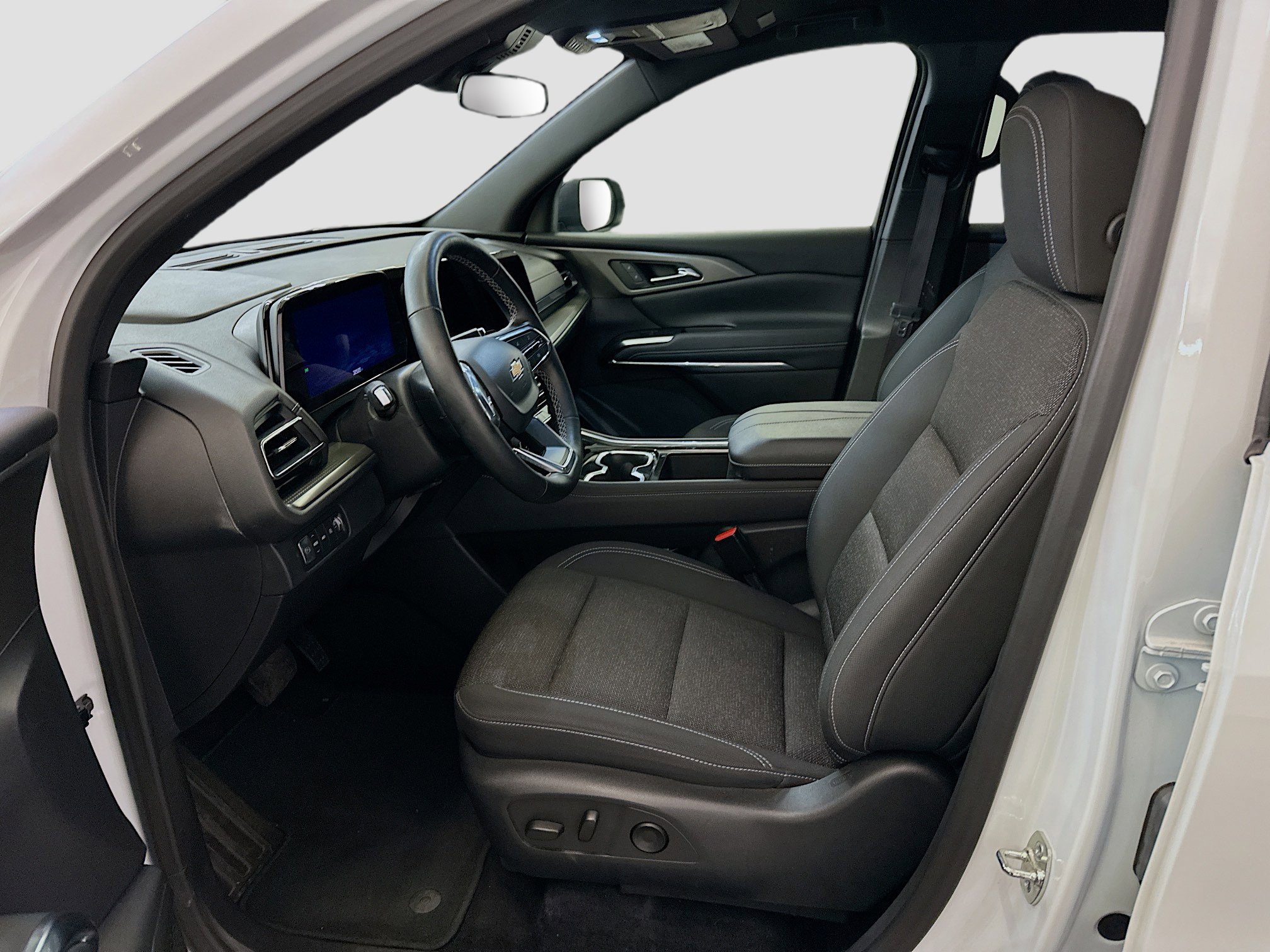 Used 2025 Chevrolet Traverse LT image 13