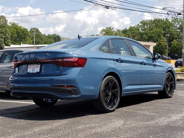 New 2025 Volkswagen Jetta SE w/ Sunroof Package image 3