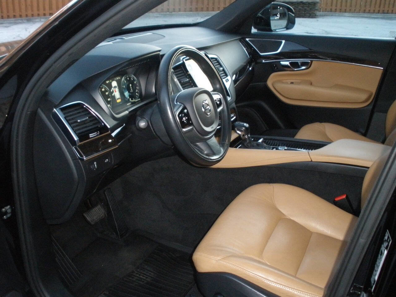 Used 2018 Volvo XC90 T6 Momentum w/ Convenience Package image 2