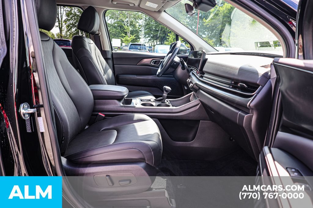 Used 2025 Kia Carnival SX w/ SX Dark Edition Package FWD image 21