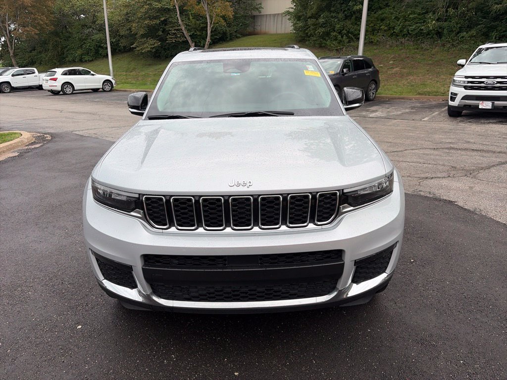 Used 2022 Jeep Grand Cherokee L Limited AWD/4WD image 2