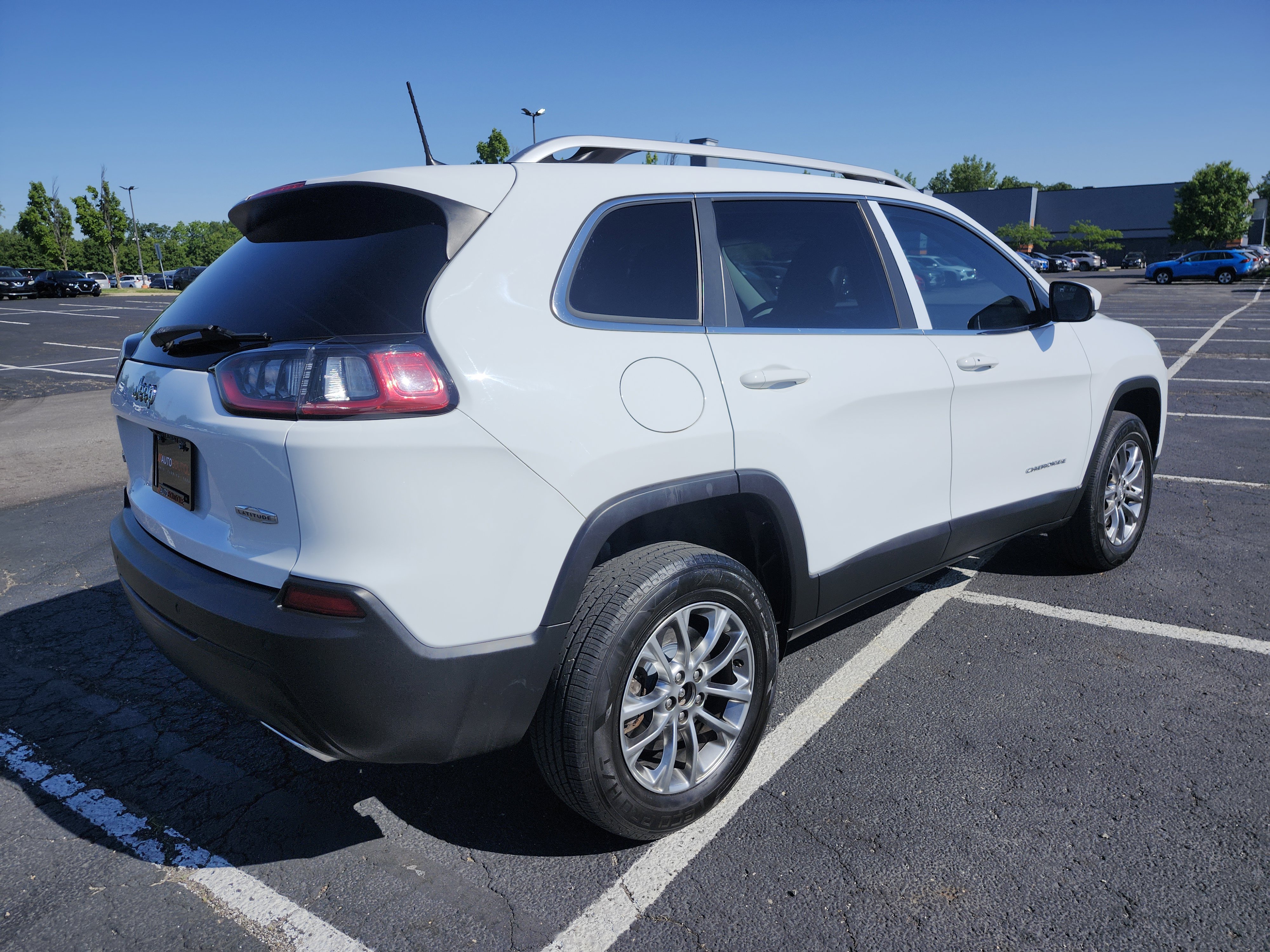 Used 2019 Jeep Cherokee Latitude Plus w/ Comfort/Convenience Group AWD/4WD image 17