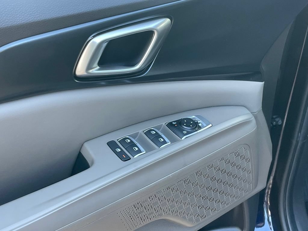 Used 2026 Kia Carnival LXS FWD image 11