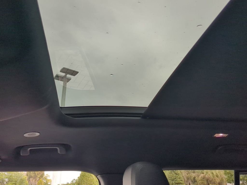 Used 2024 Land Rover Defender 110 S image 21