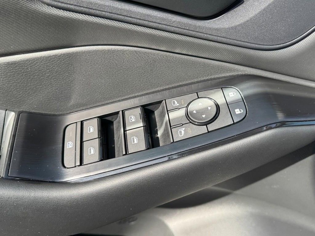 Used 2025 Nissan Rogue S image 15