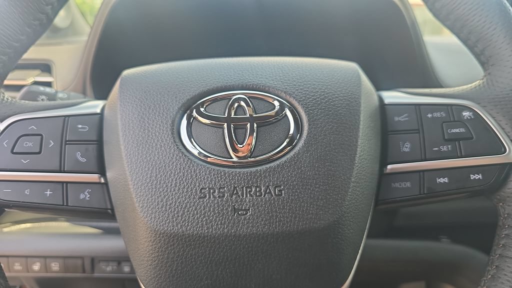 Used 2025 Toyota Sienna Platinum AWD/4WD image 12