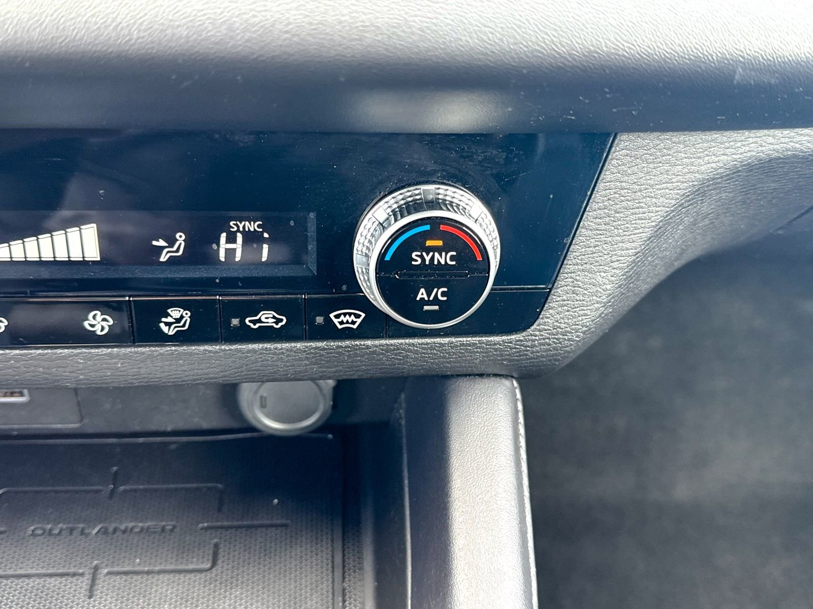 Used 2024 Mitsubishi Outlander ES image 30