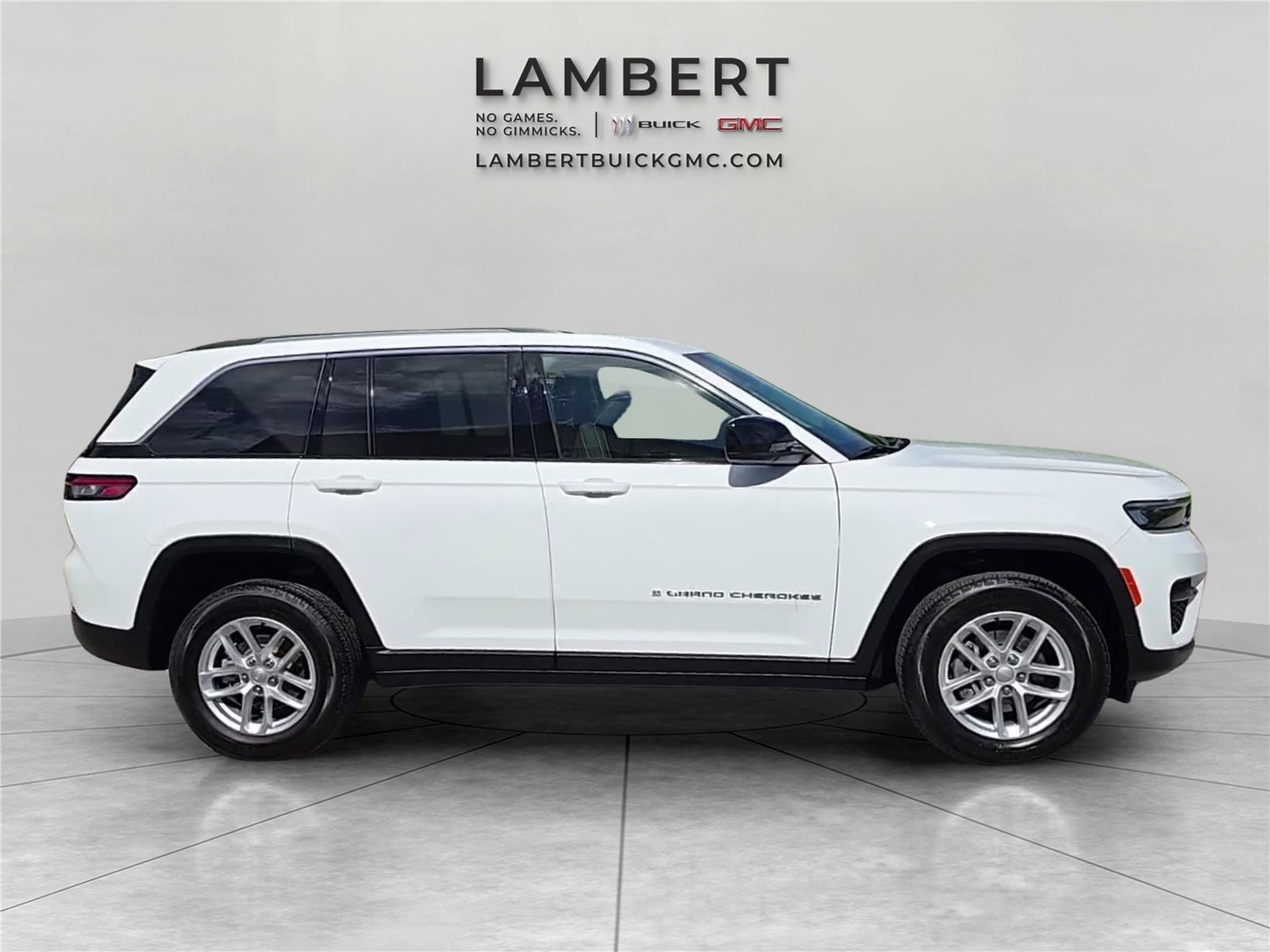Used 2023 Jeep Grand Cherokee Laredo w/ Luxury Tech Group I AWD/4WD image 6