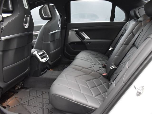 Certified 2024 BMW 750e xDrive w/ Executive Package AWD/4WD image 7