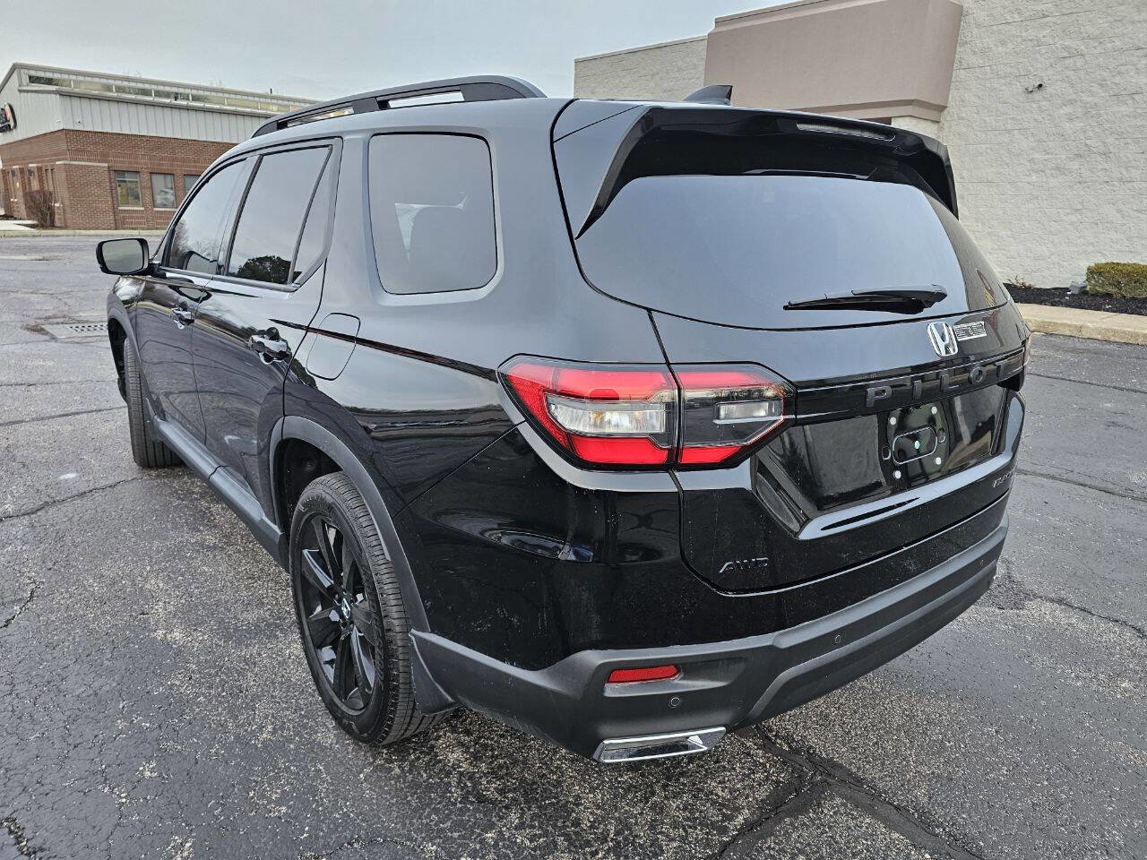 Used 2025 Honda Pilot Black Edition image 9