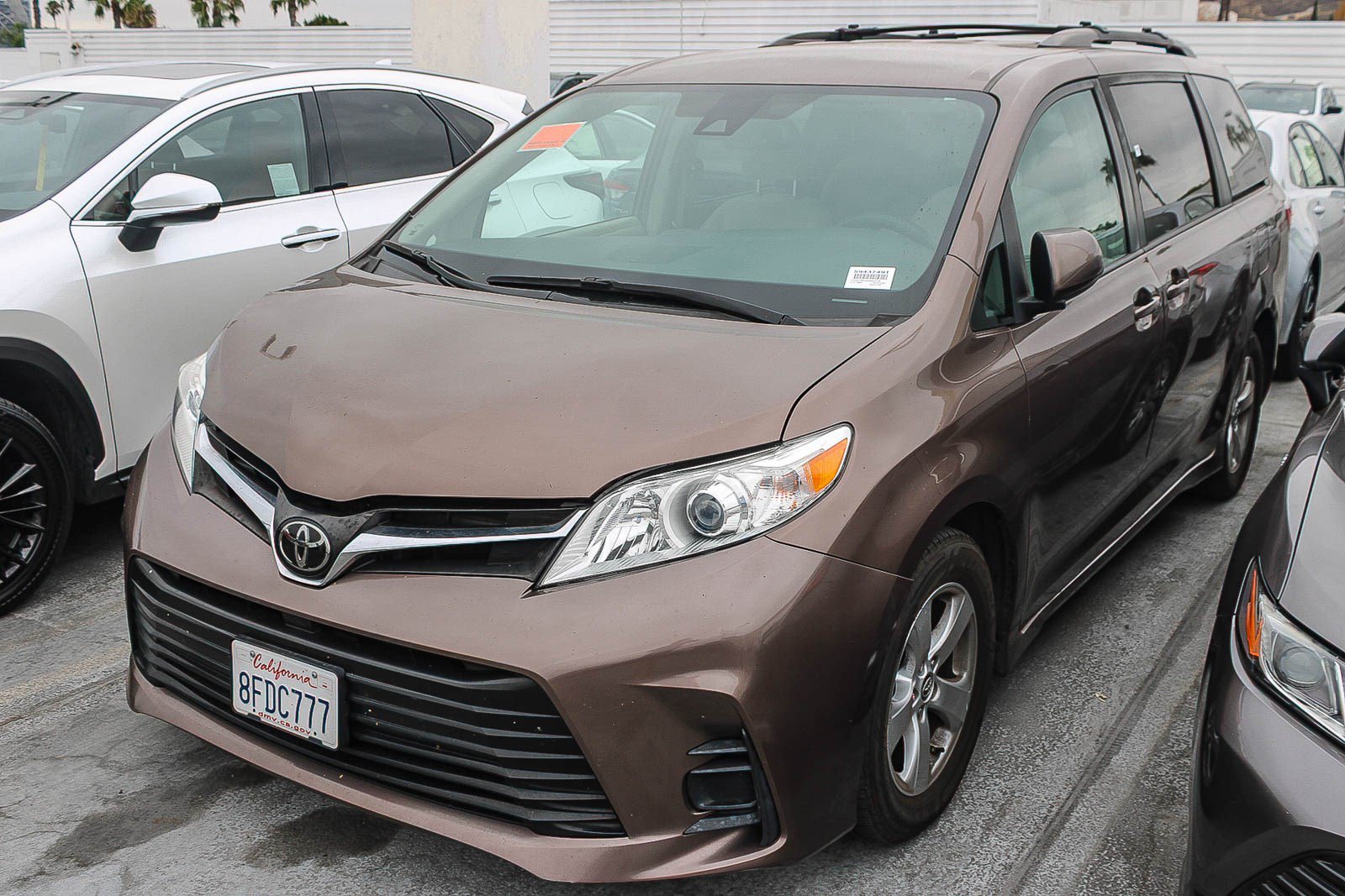 Used 2018 Toyota Sienna LE w/ Carpet Mat Package FWD image 2