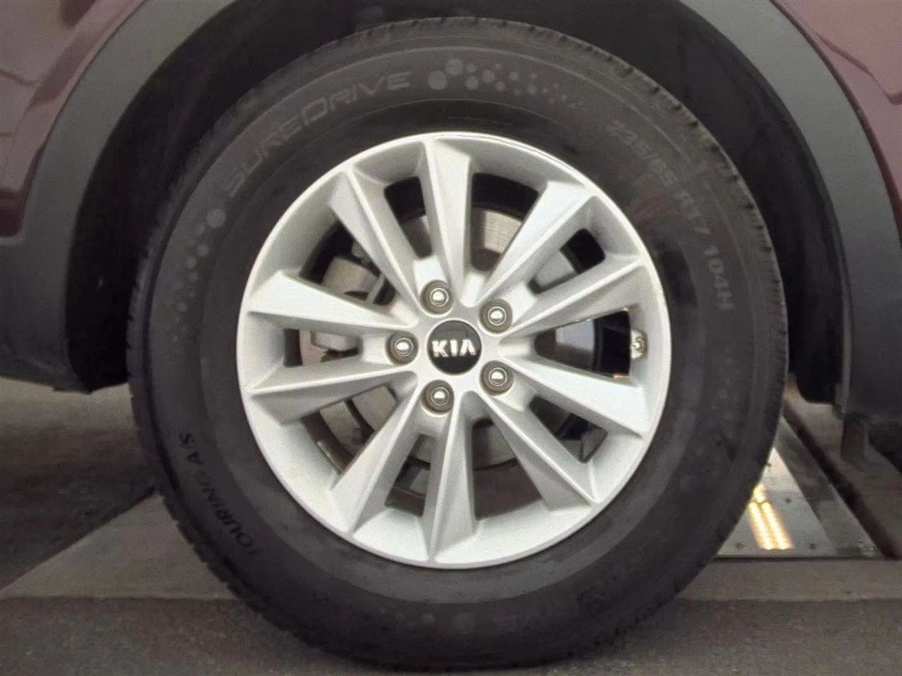 Used 2020 Kia Sorento LX image 11