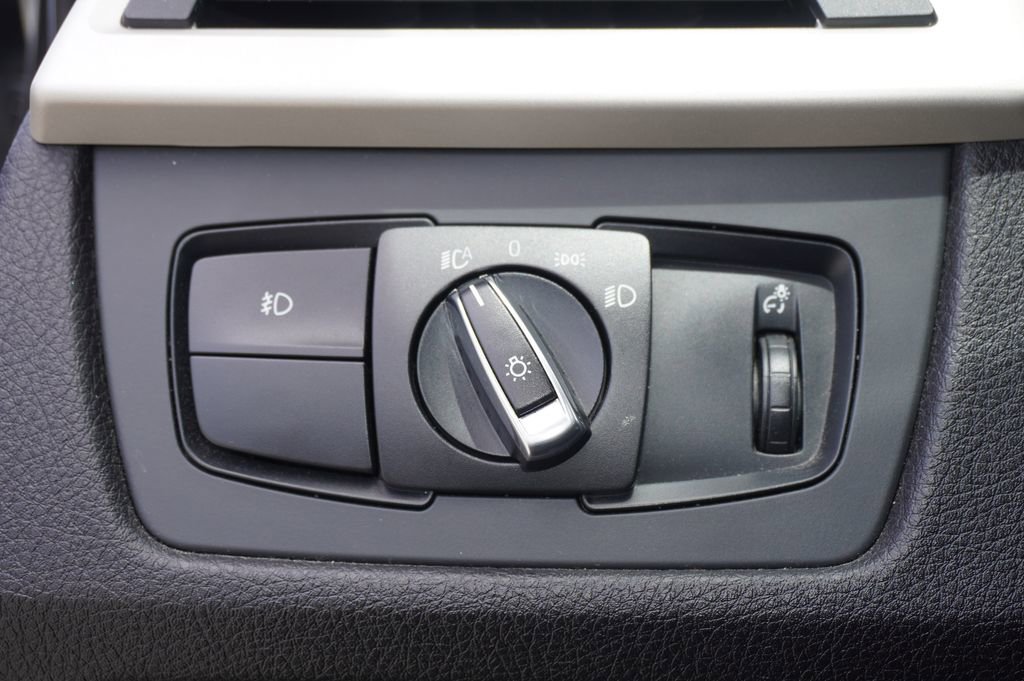 Used 2016 BMW 320i Sedan image 13