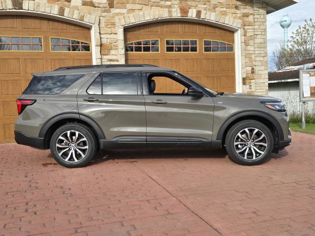 New 2026 Ford Explorer ST-Line image 2