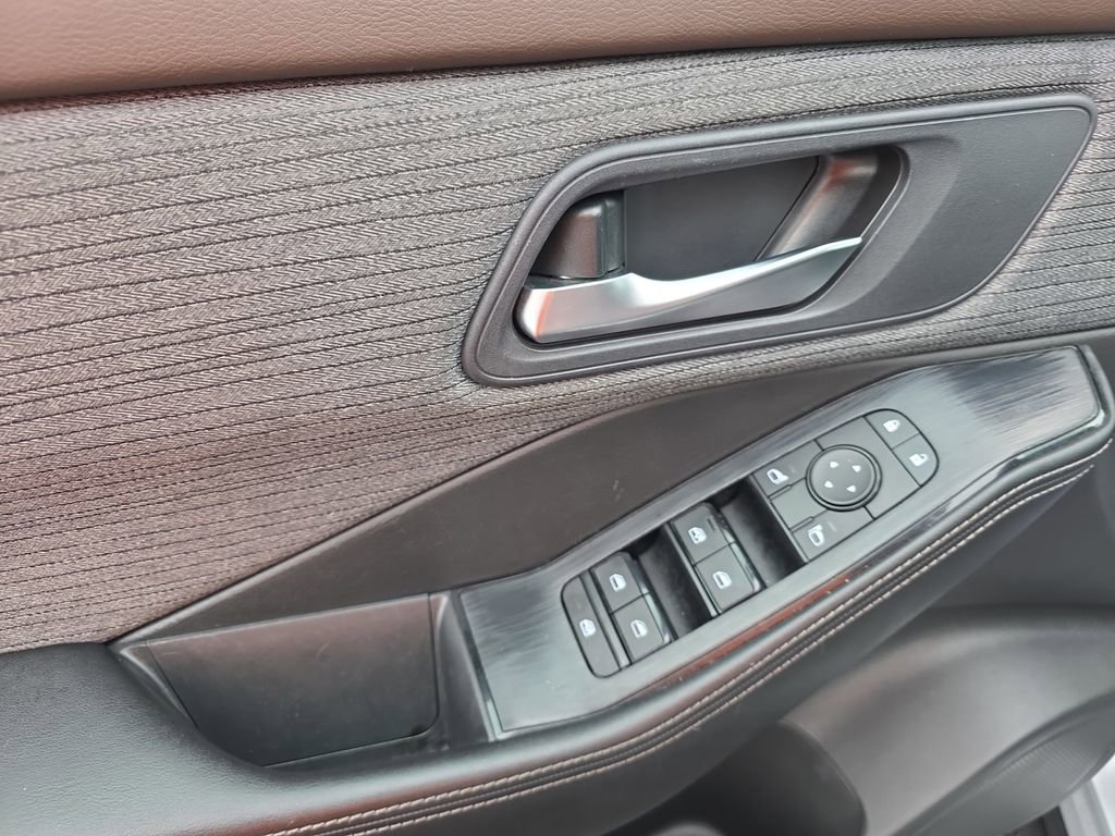 Used 2023 Nissan Rogue SV image 14