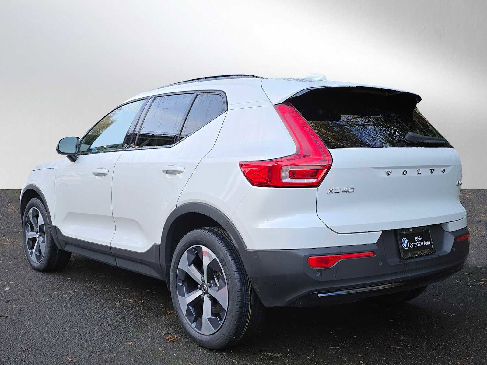 Used 2023 Volvo XC40 B5 Plus w/ Driver Assist Package image 5