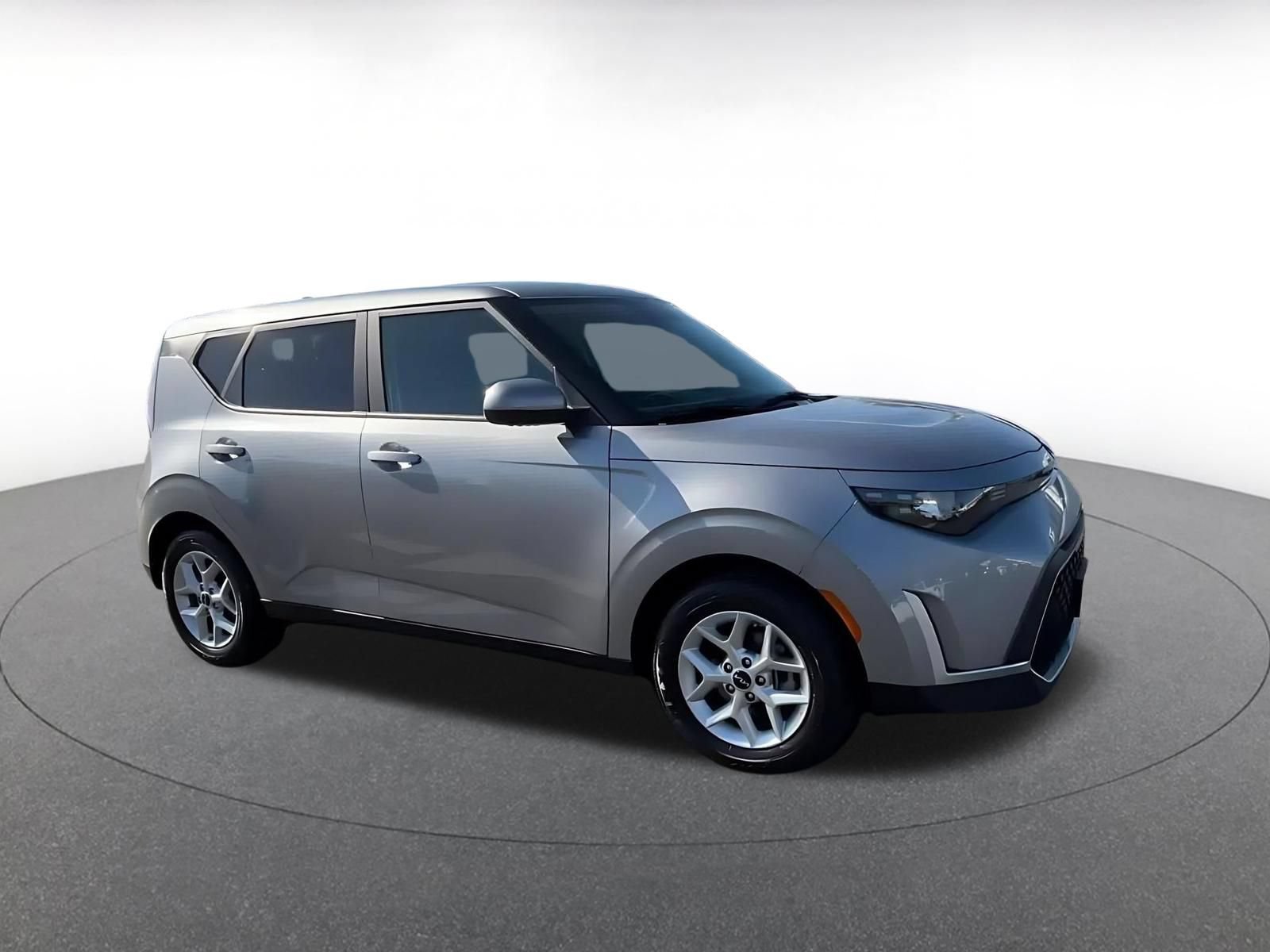 Used 2025 Kia Soul LX w/ LX Technology Package FWD image 2