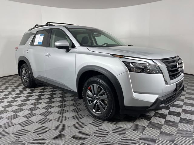 Used 2023 Nissan Pathfinder SV image 2