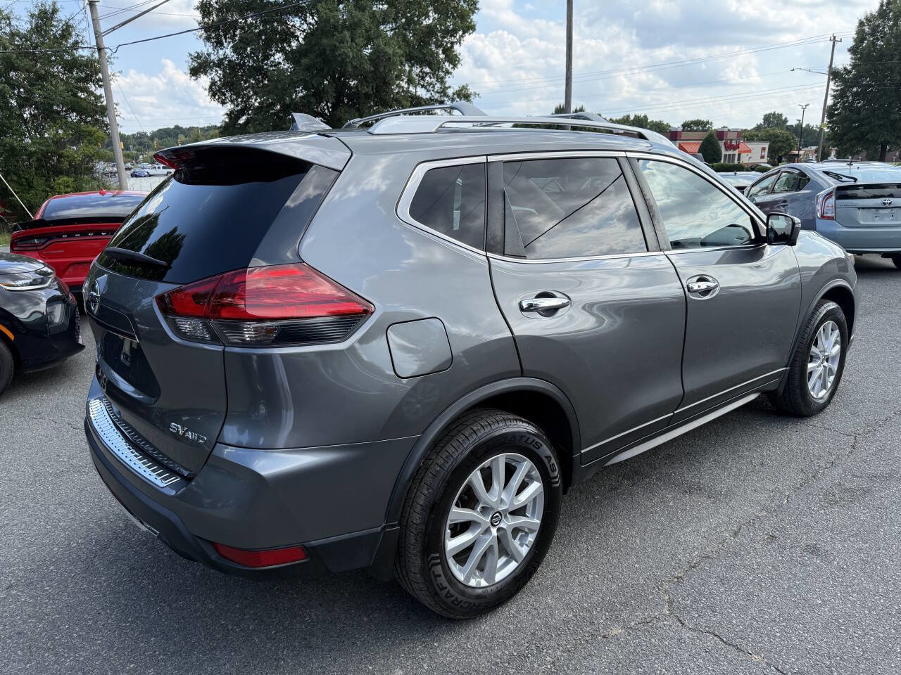 Used 2017 Nissan Rogue SV w/ SV Premium Package image 5