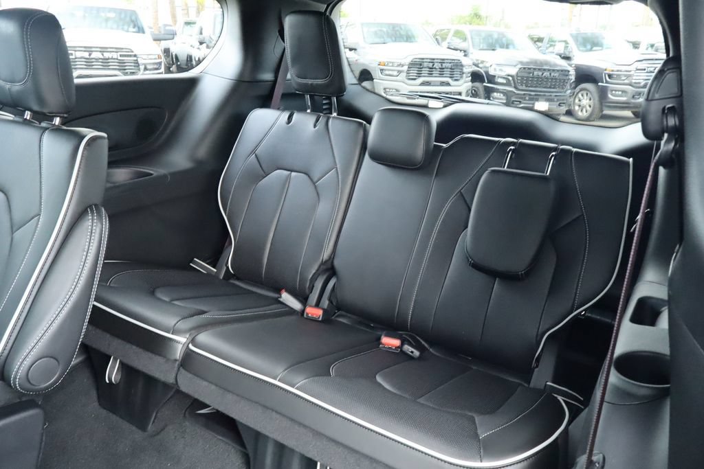 New 2027 Chrysler Pacifica Limited AWD/4WD image 33
