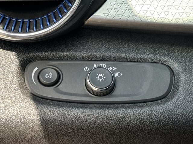 Used 2025 Chevrolet Trax LT FWD image 24
