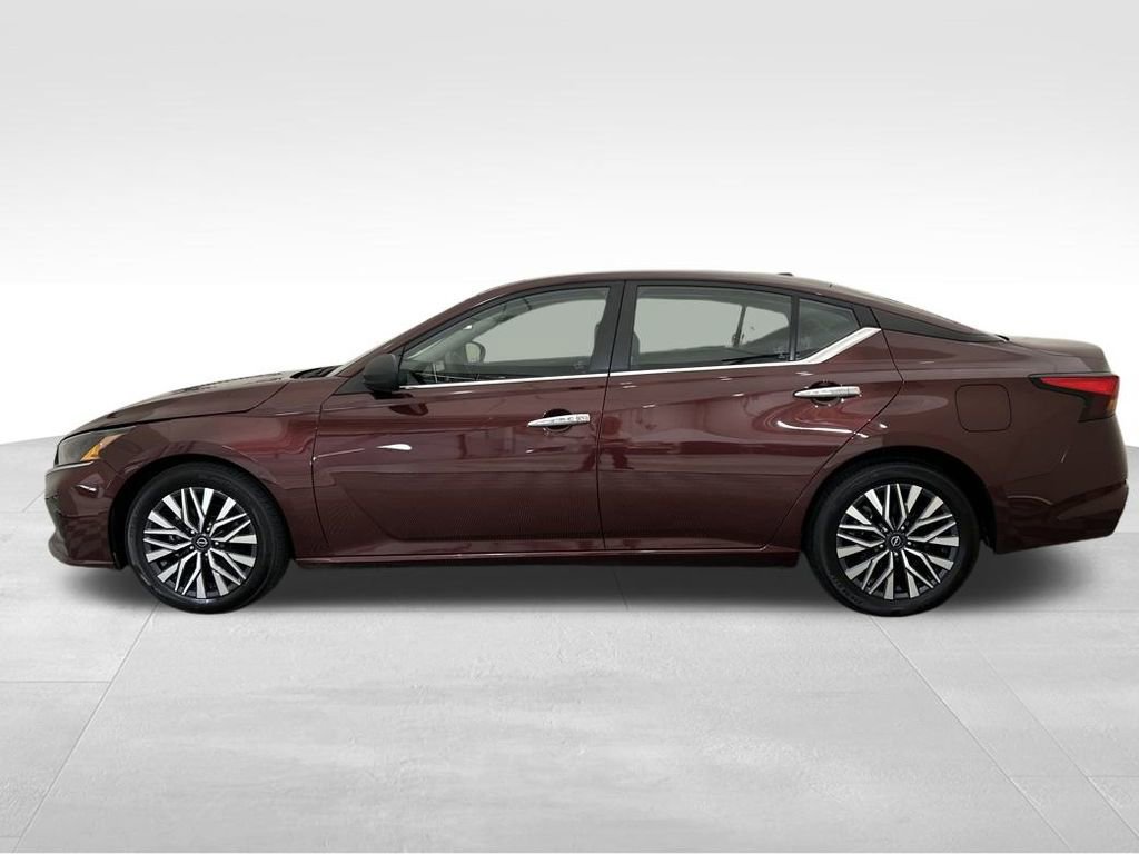 Used 2024 Nissan Altima 2.5 SV image 2