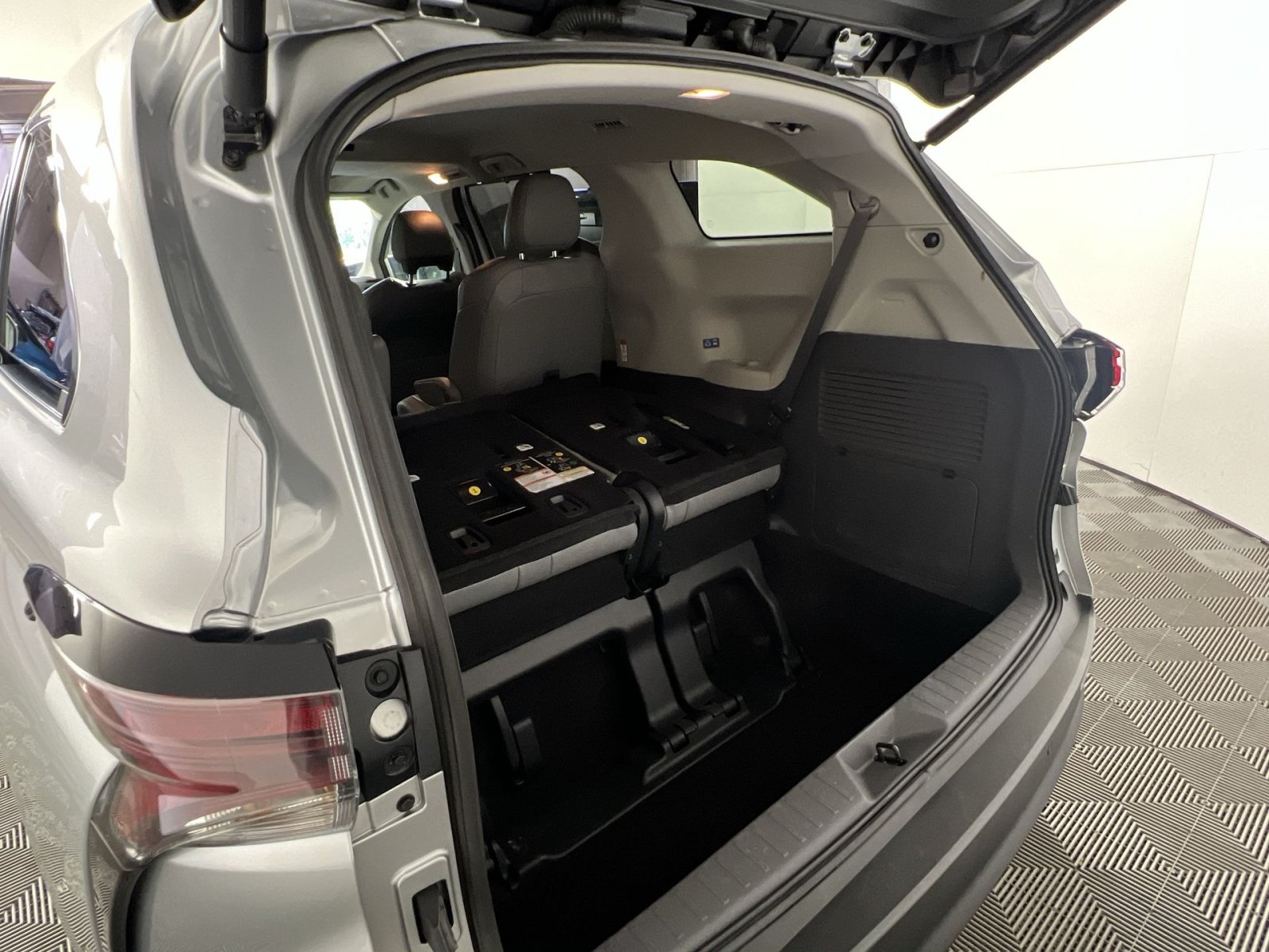 Used 2023 Toyota Sienna XLE AWD/4WD image 27