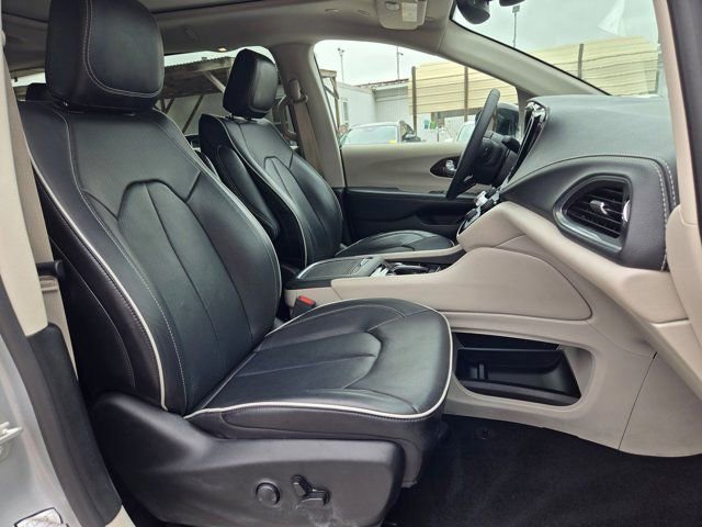 Used 2024 Chrysler Pacifica Limited FWD image 30