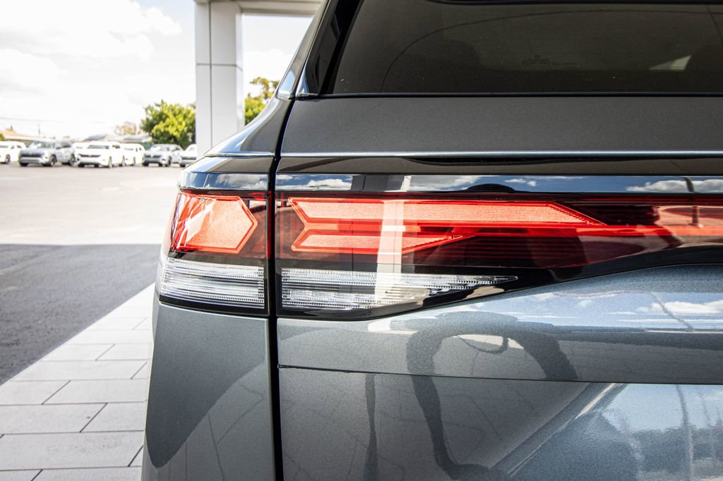 Certified 2025 Volkswagen Tiguan SE image 16