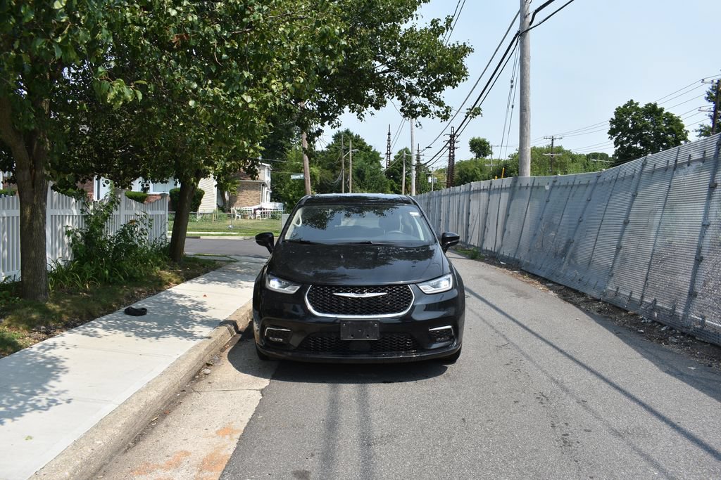 Used 2024 Chrysler Pacifica Touring-L FWD image 3