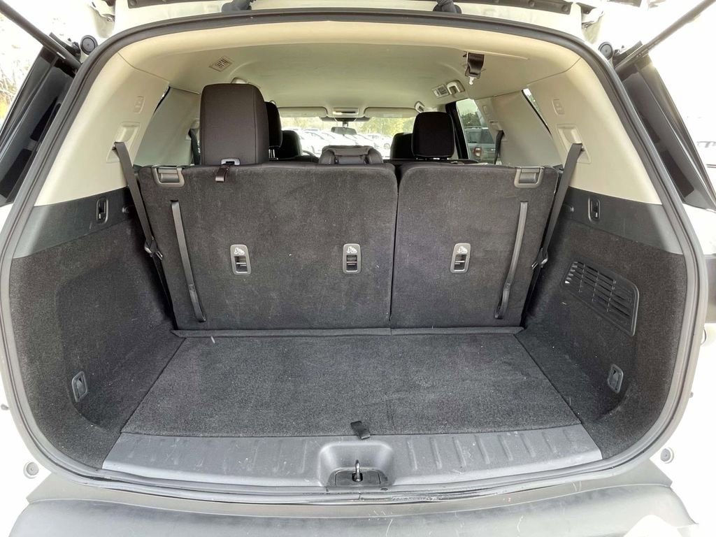 Used 2024 Nissan Pathfinder S image 10