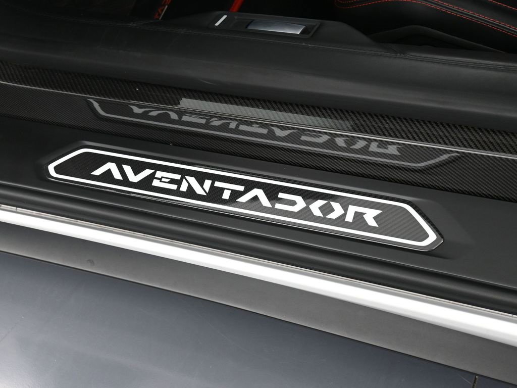 Used 2019 Lamborghini Aventador S image 16