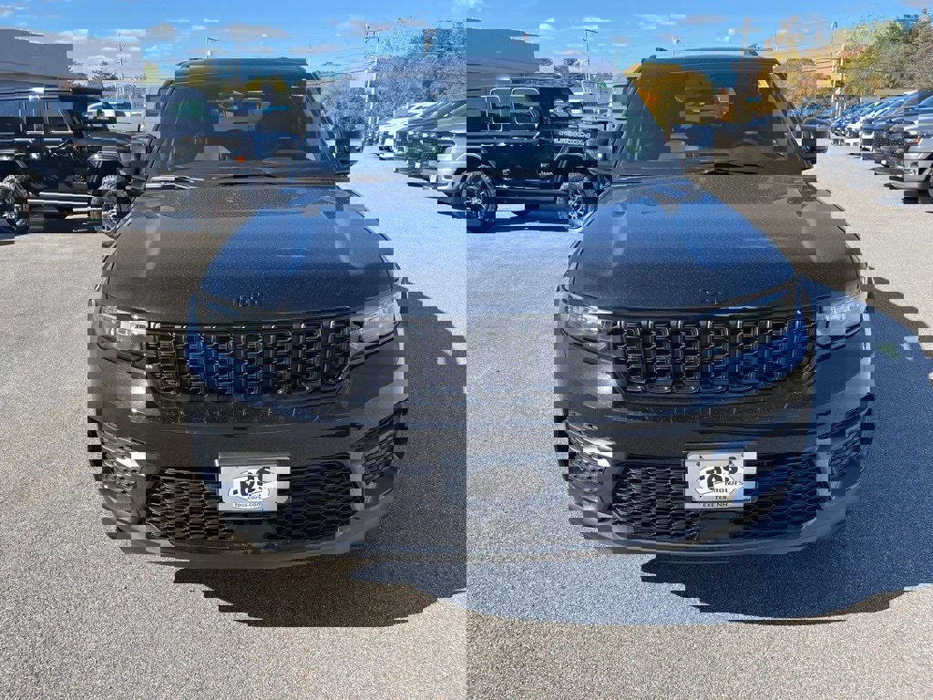 New 2025 Jeep Grand Cherokee Altitude image 2