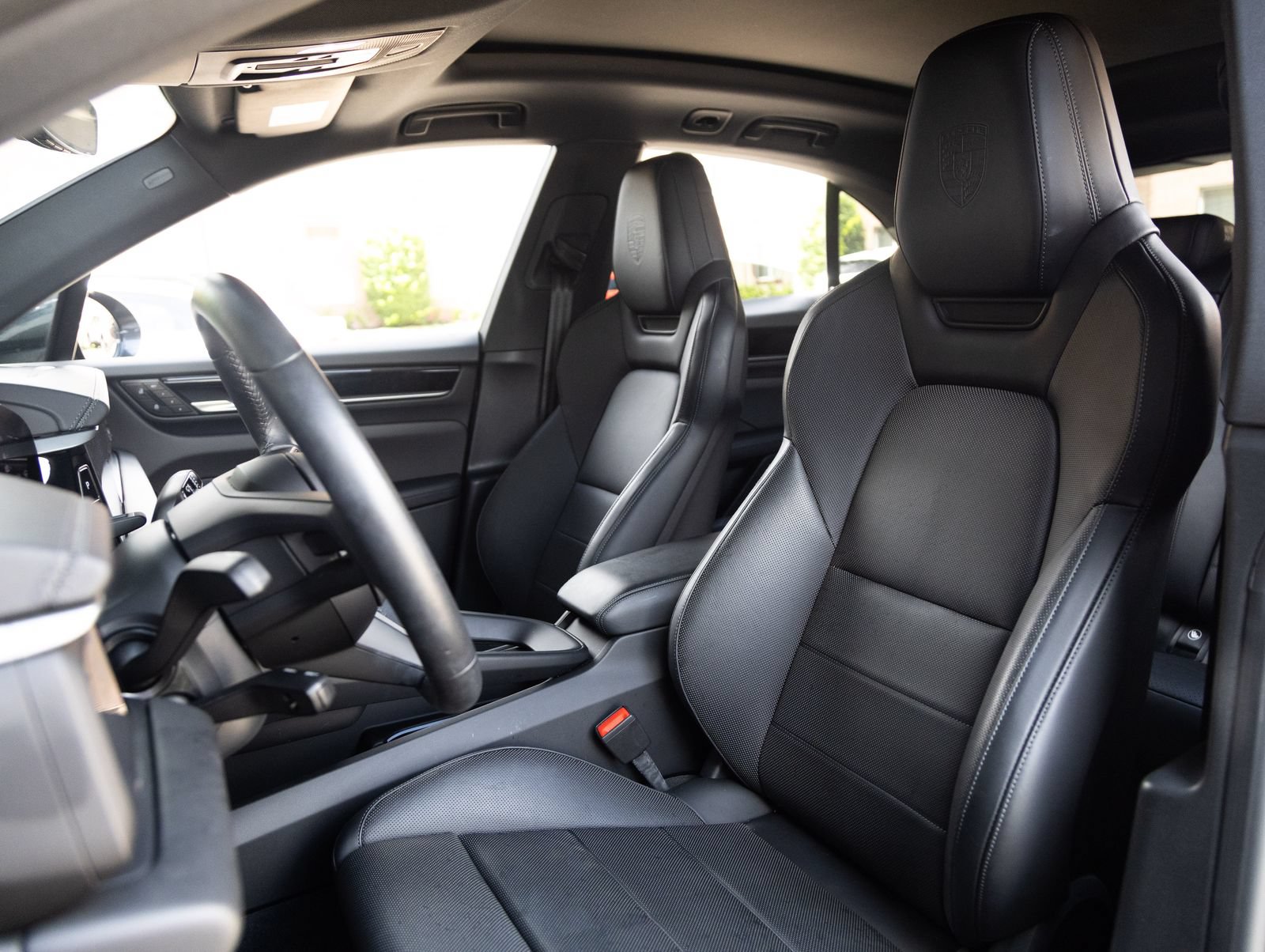 Certified 2025 Porsche Macan Electric RWD image 5