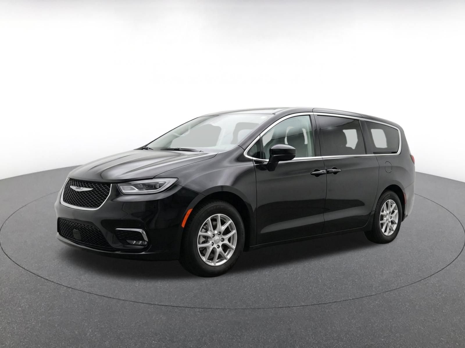 Used 2024 Chrysler Voyager LX FWD image 3