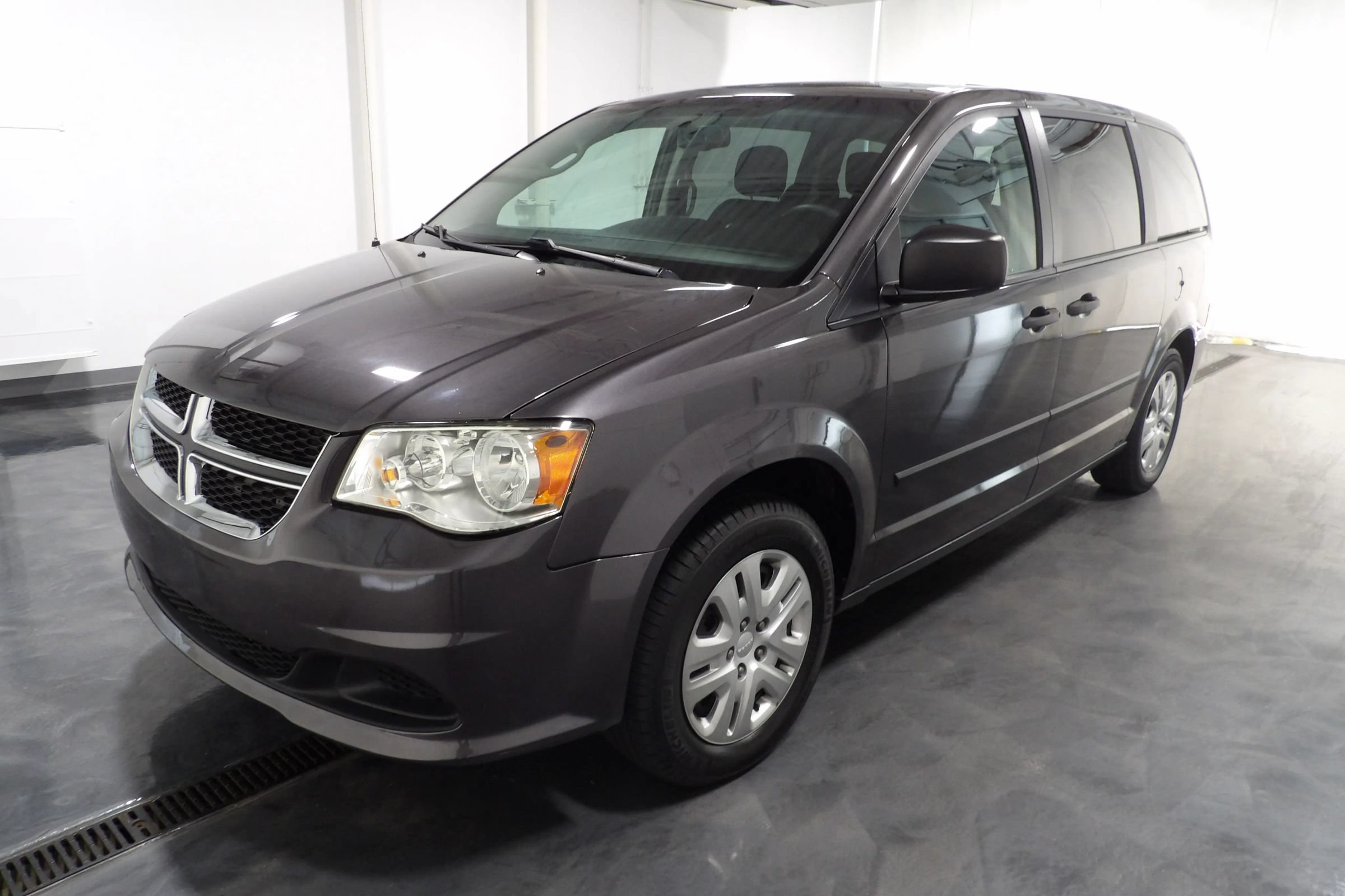 Used 2015 Dodge Grand Caravan American Value Package w/ UConnect Hands-Free Group FWD image 3