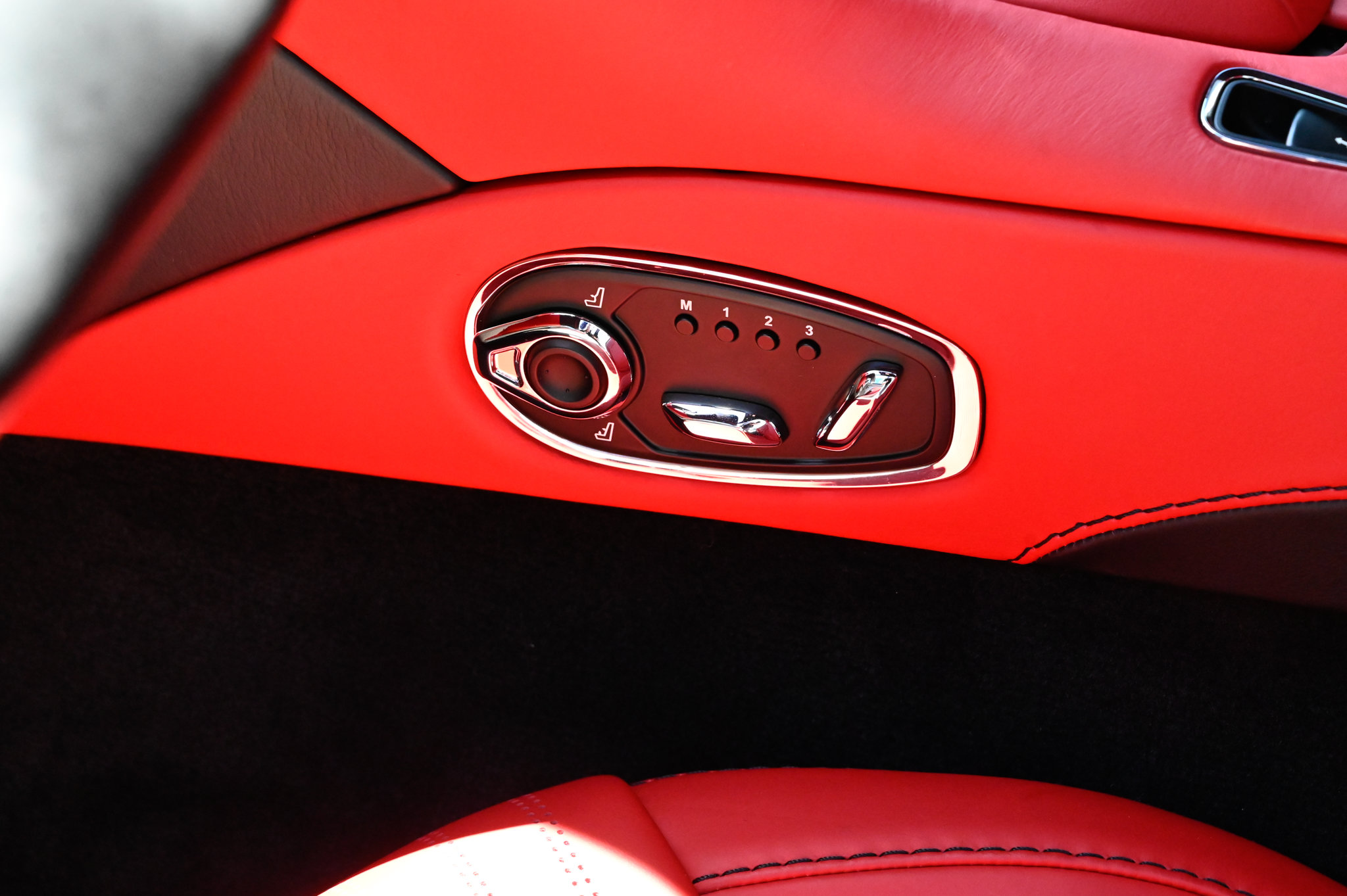 Used 2021 Aston Martin DB11 Coupe RWD image 18