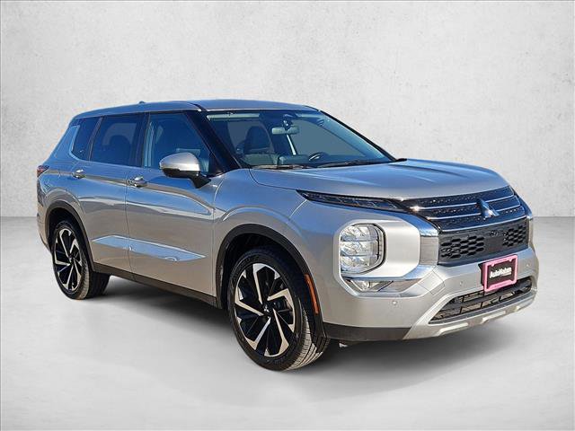 Used 2024 Mitsubishi Outlander SE image 3